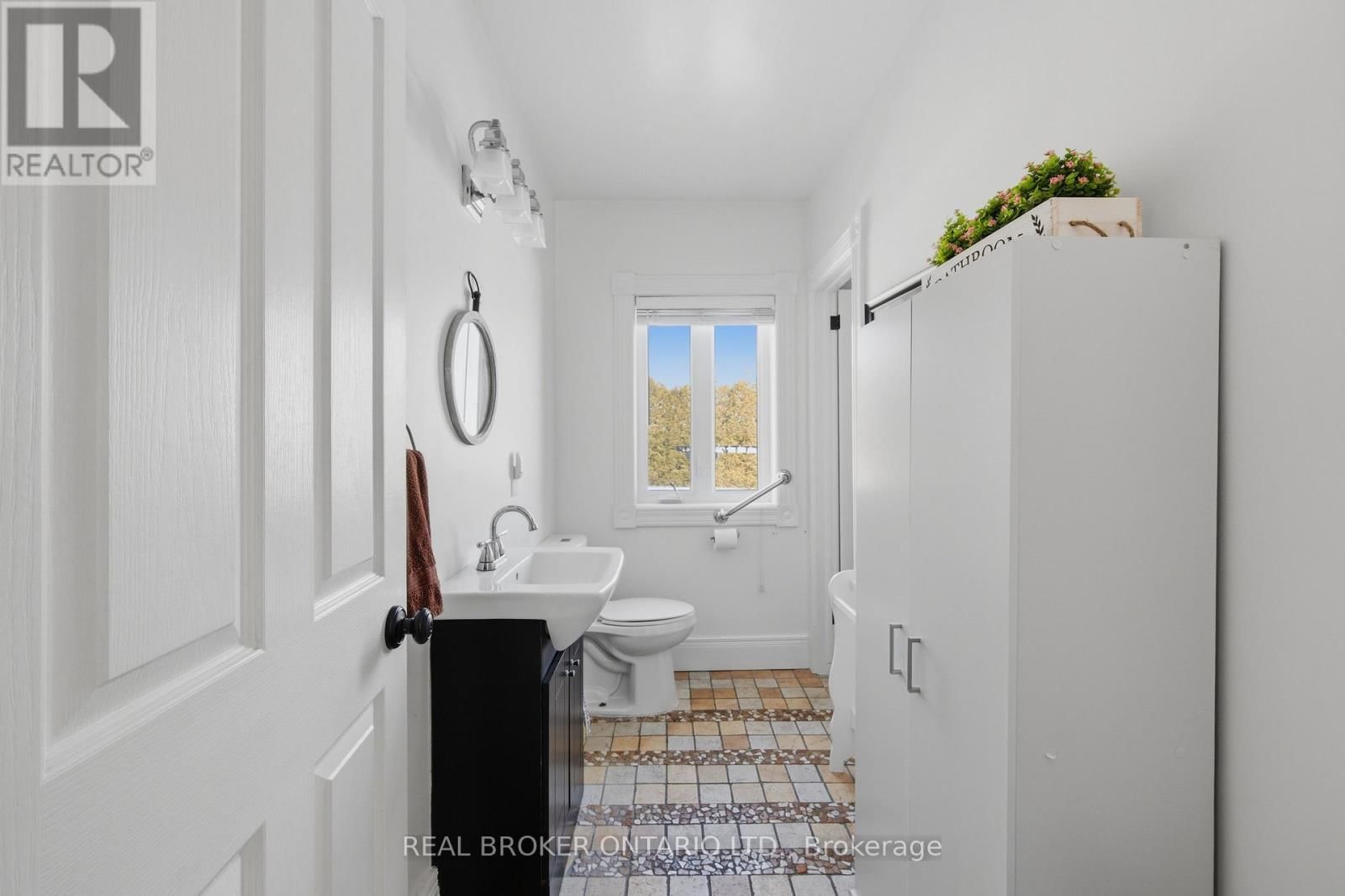 2090 BEACH ROAD Image 38