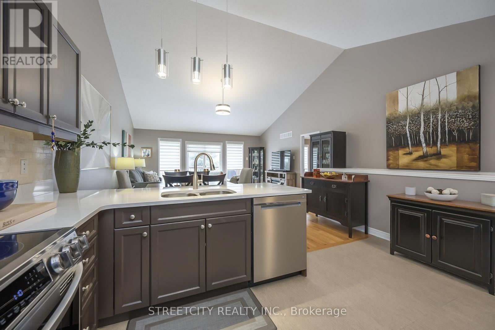 16 - 464 COMMISSIONERS ROAD WEST Image 10