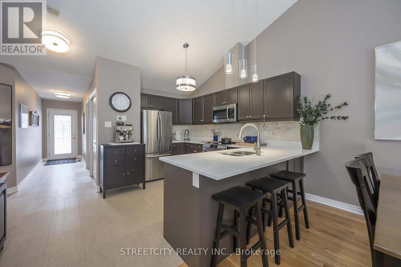 16 - 464 COMMISSIONERS ROAD WEST Image 12