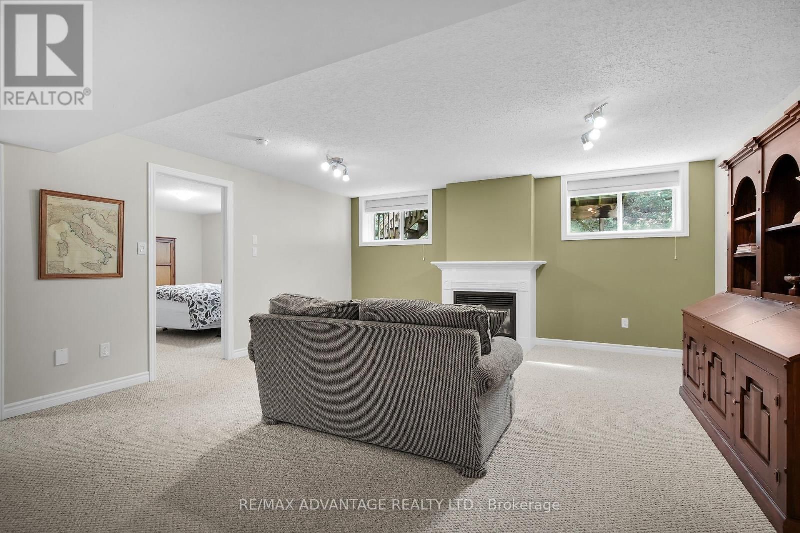 73 - 869 WHETHERFIELD STREET Image 28