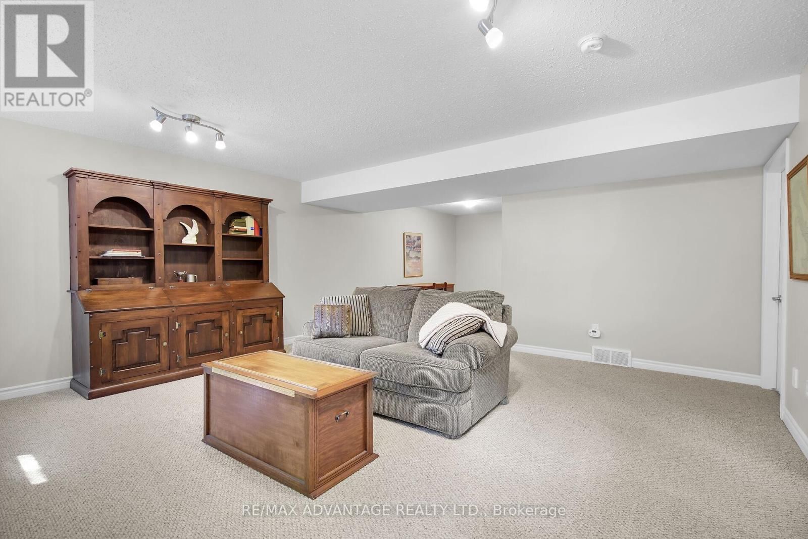 73 - 869 WHETHERFIELD STREET Image 31