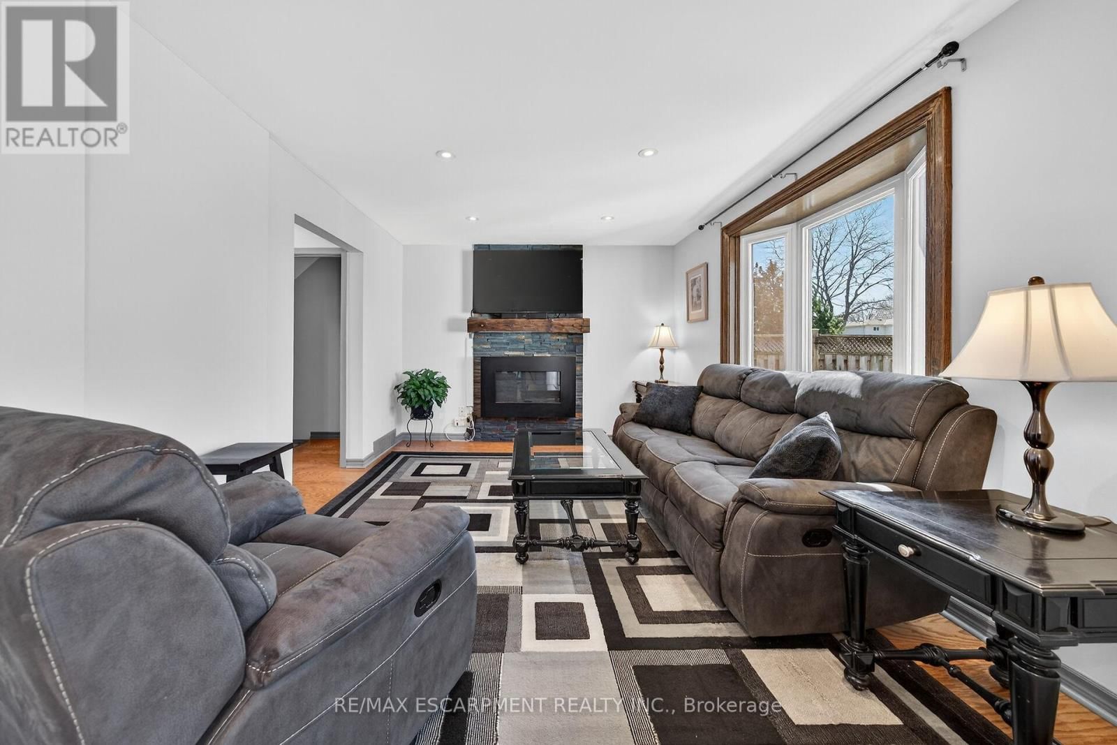 211 BIRCHCLIFFE CRESCENT Image 18