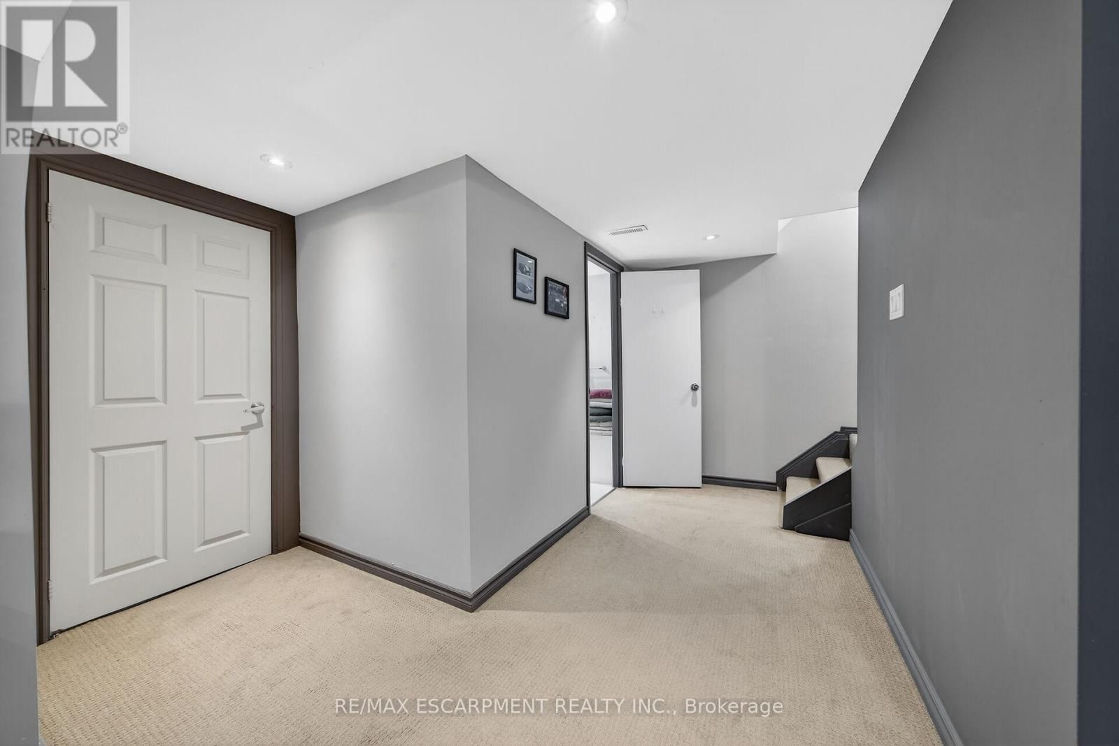 211 BIRCHCLIFFE CRESCENT Image 32