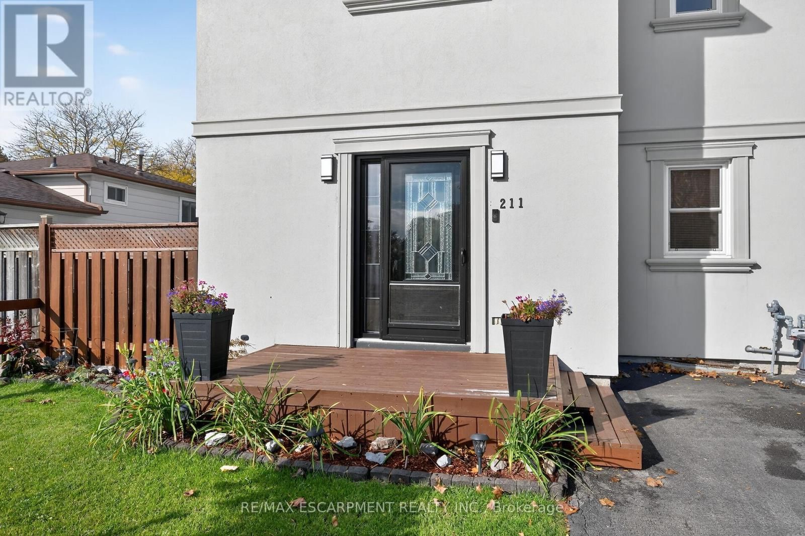 211 BIRCHCLIFFE CRESCENT Image 4