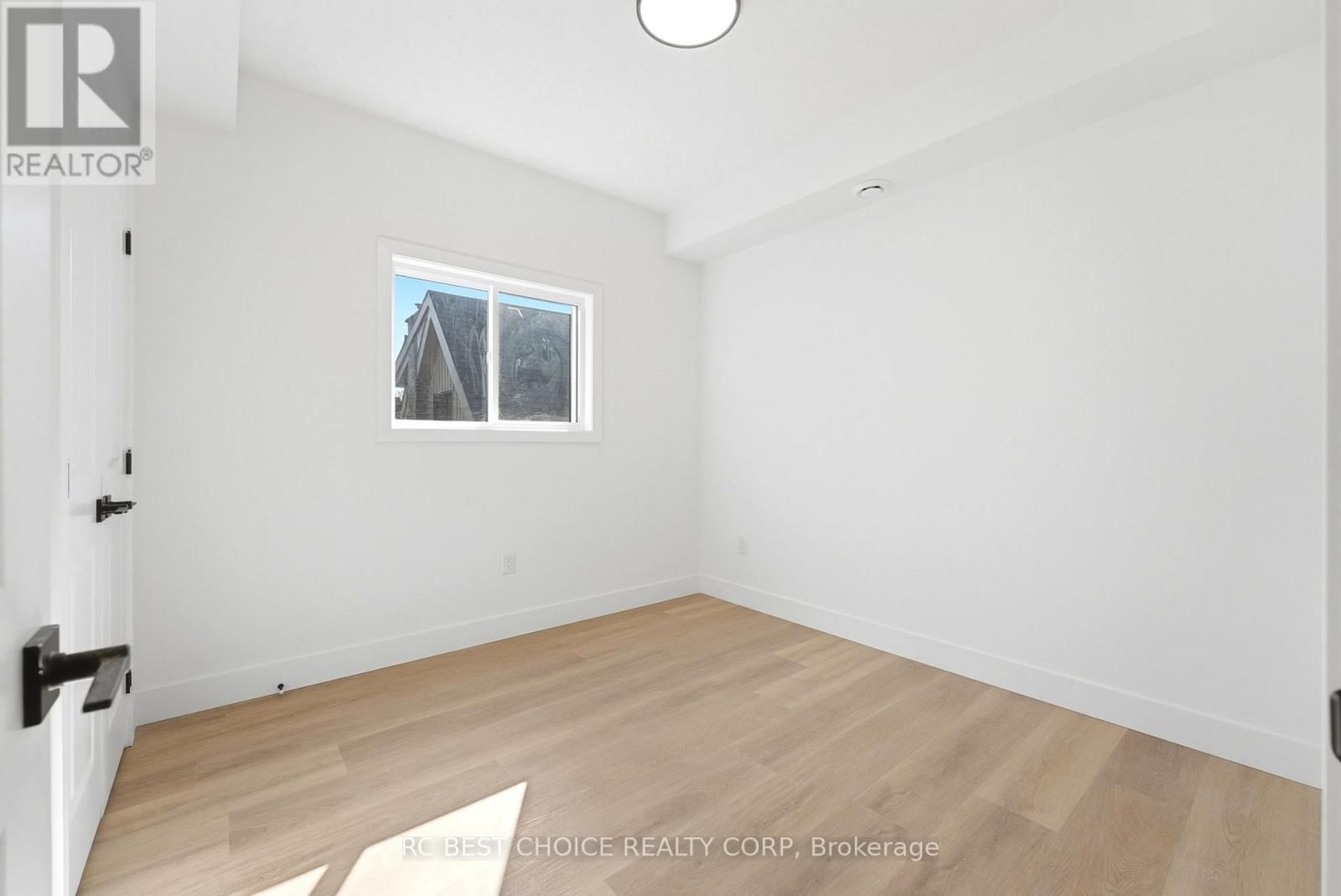 108 BRISCOE STREET EAST Image 21