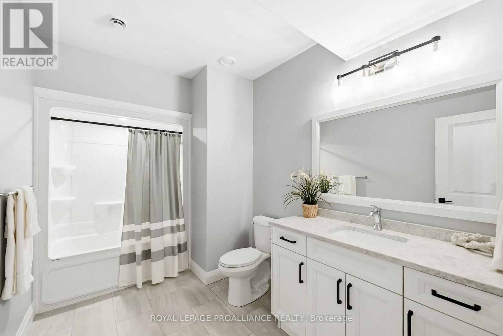 15 AMBROSIA TERRACE Image 40