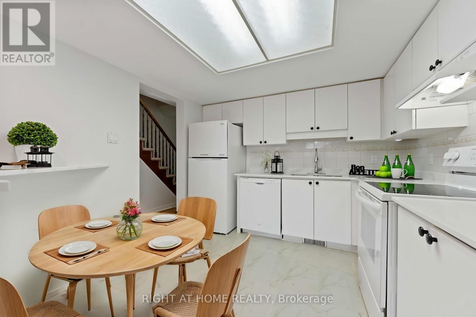 17 LOCHELAND CRESCENT Image 4