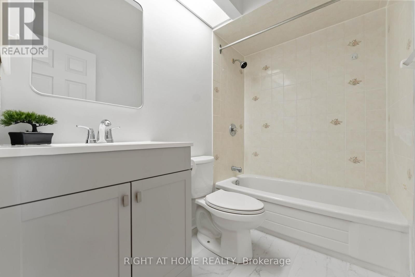 17 LOCHELAND CRESCENT Image 9