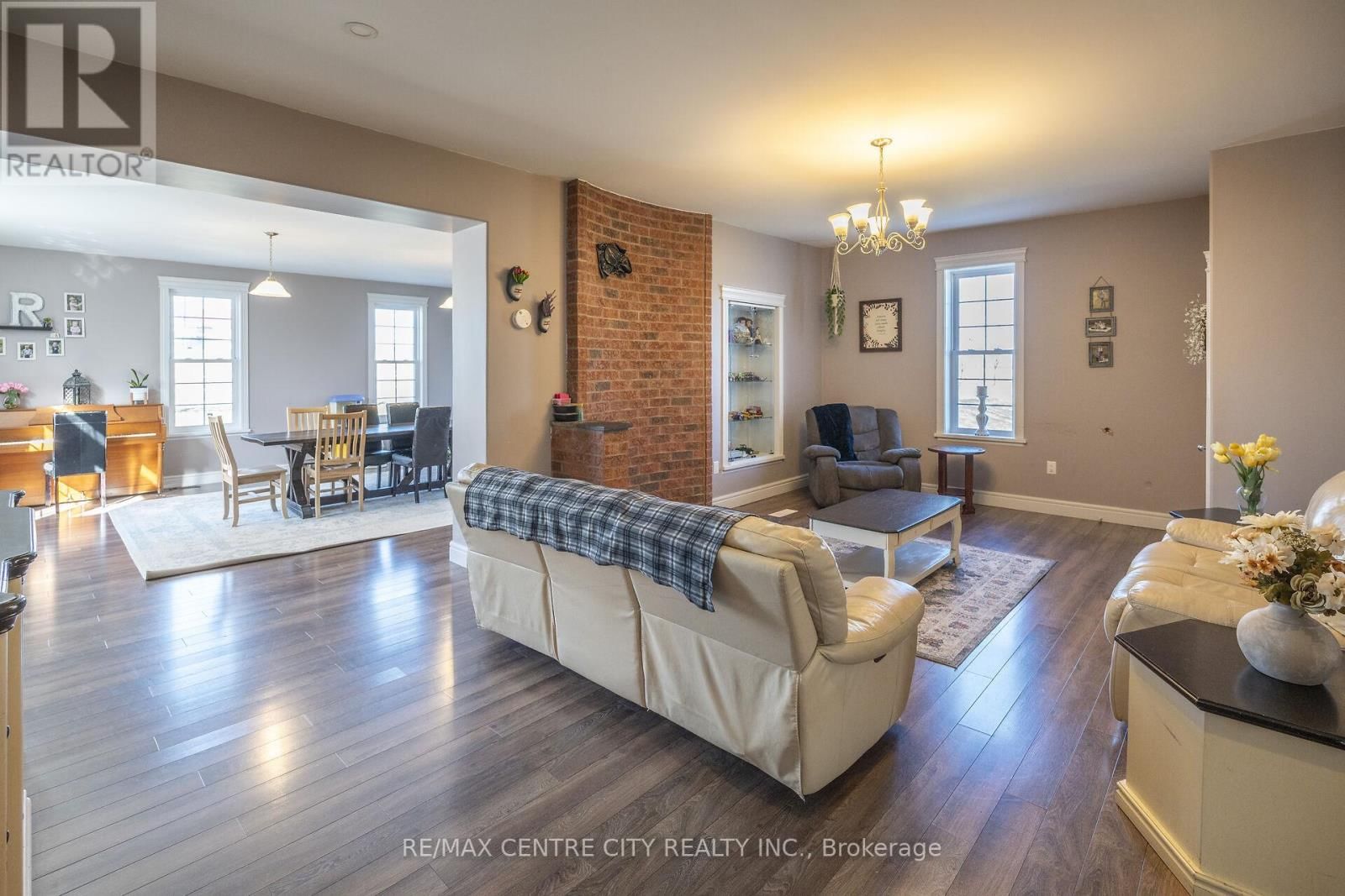 737 CONC 12E ROAD Image 32