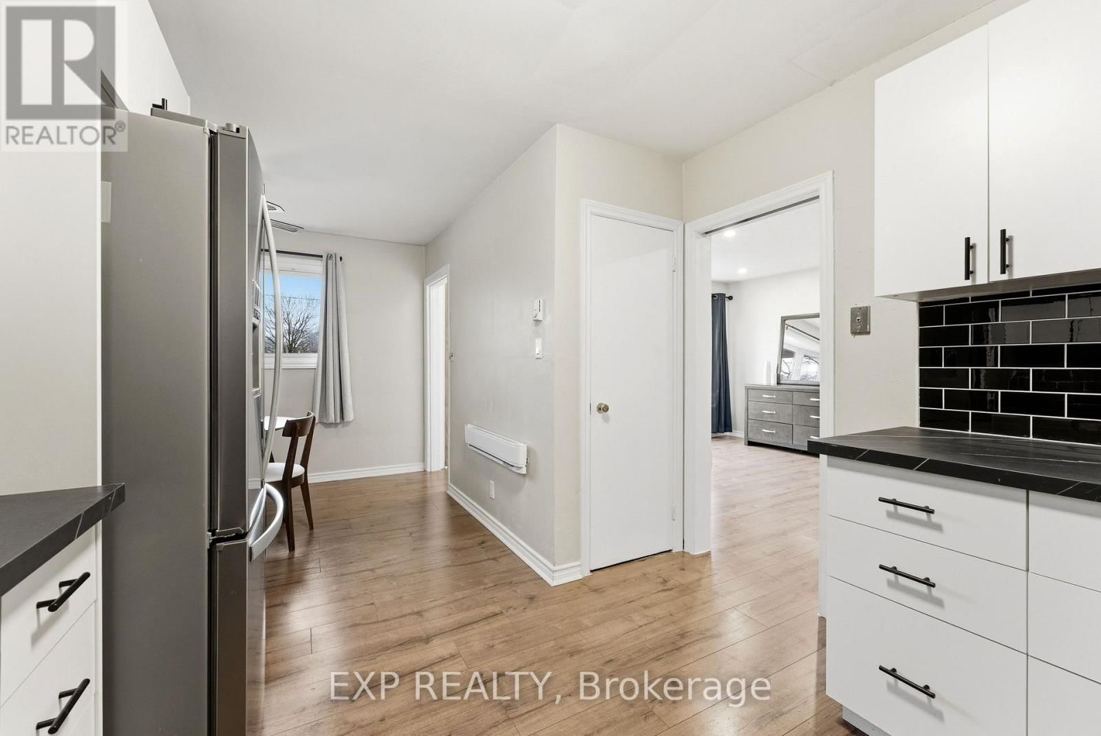 10 PLAZA SQUARE Image 10