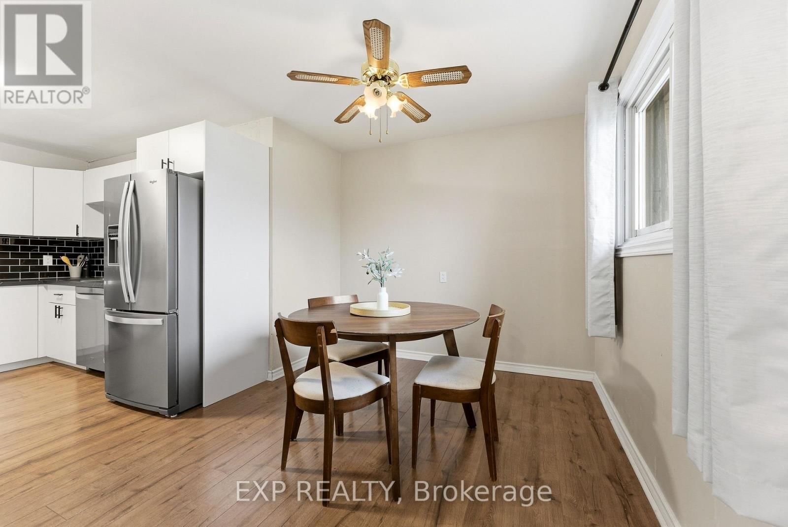 10 PLAZA SQUARE Image 11