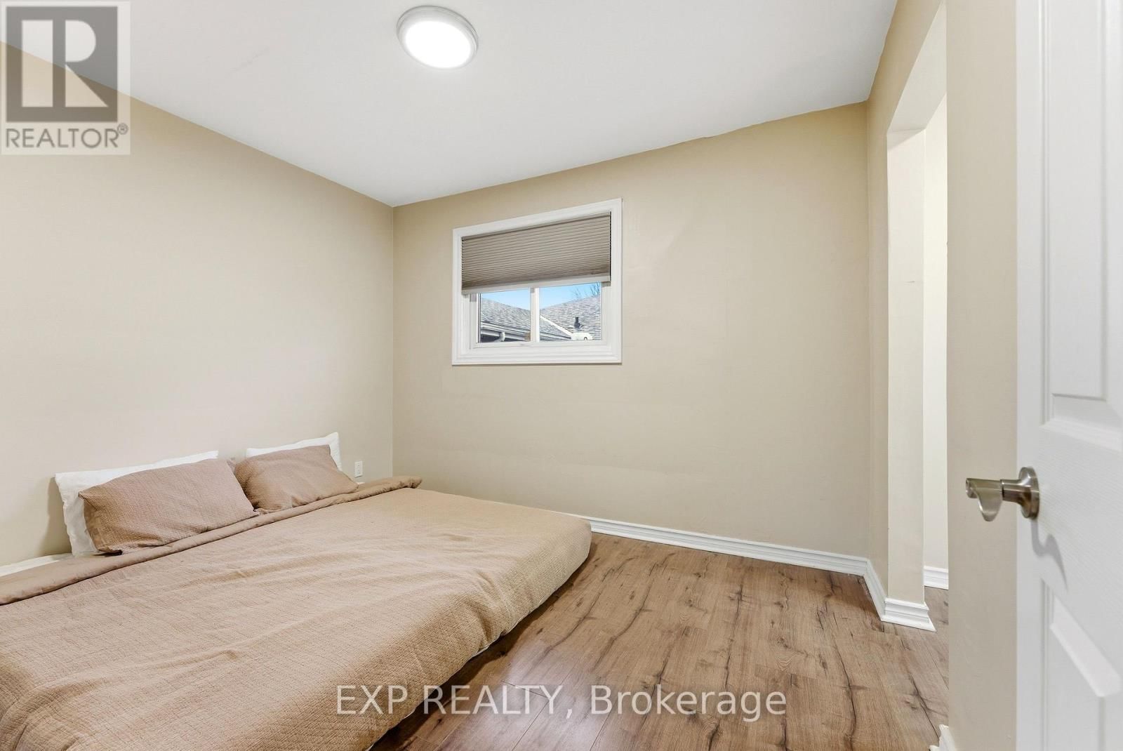 10 PLAZA SQUARE Image 13