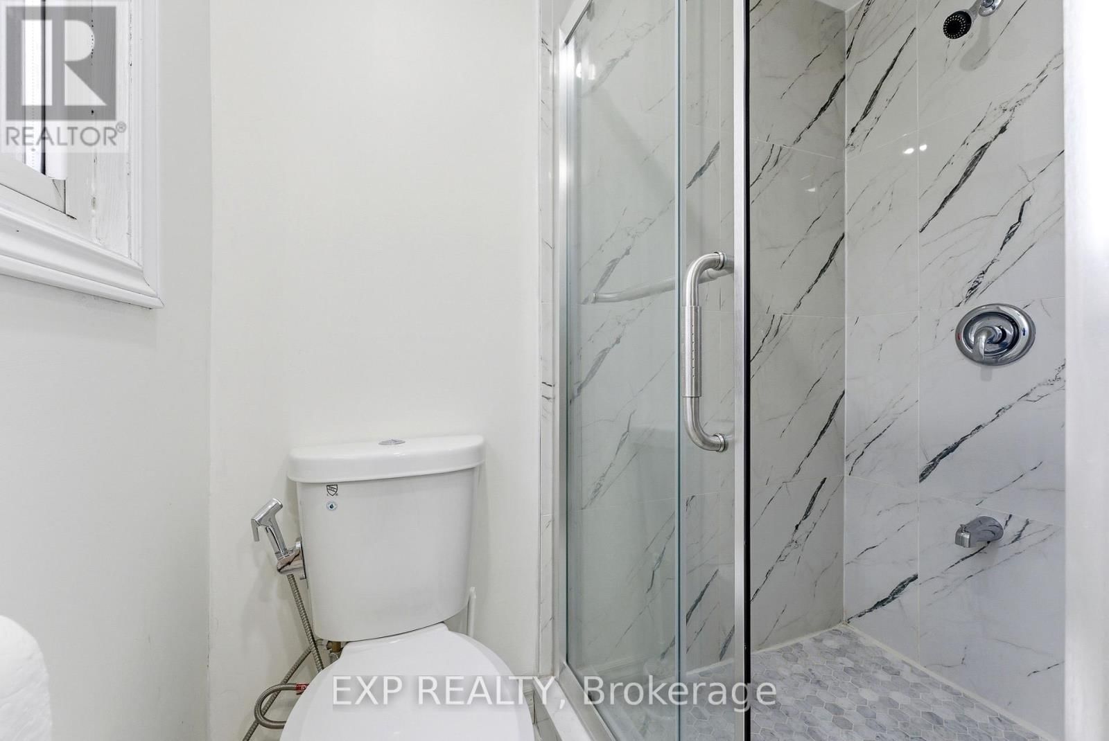 10 PLAZA SQUARE Image 16