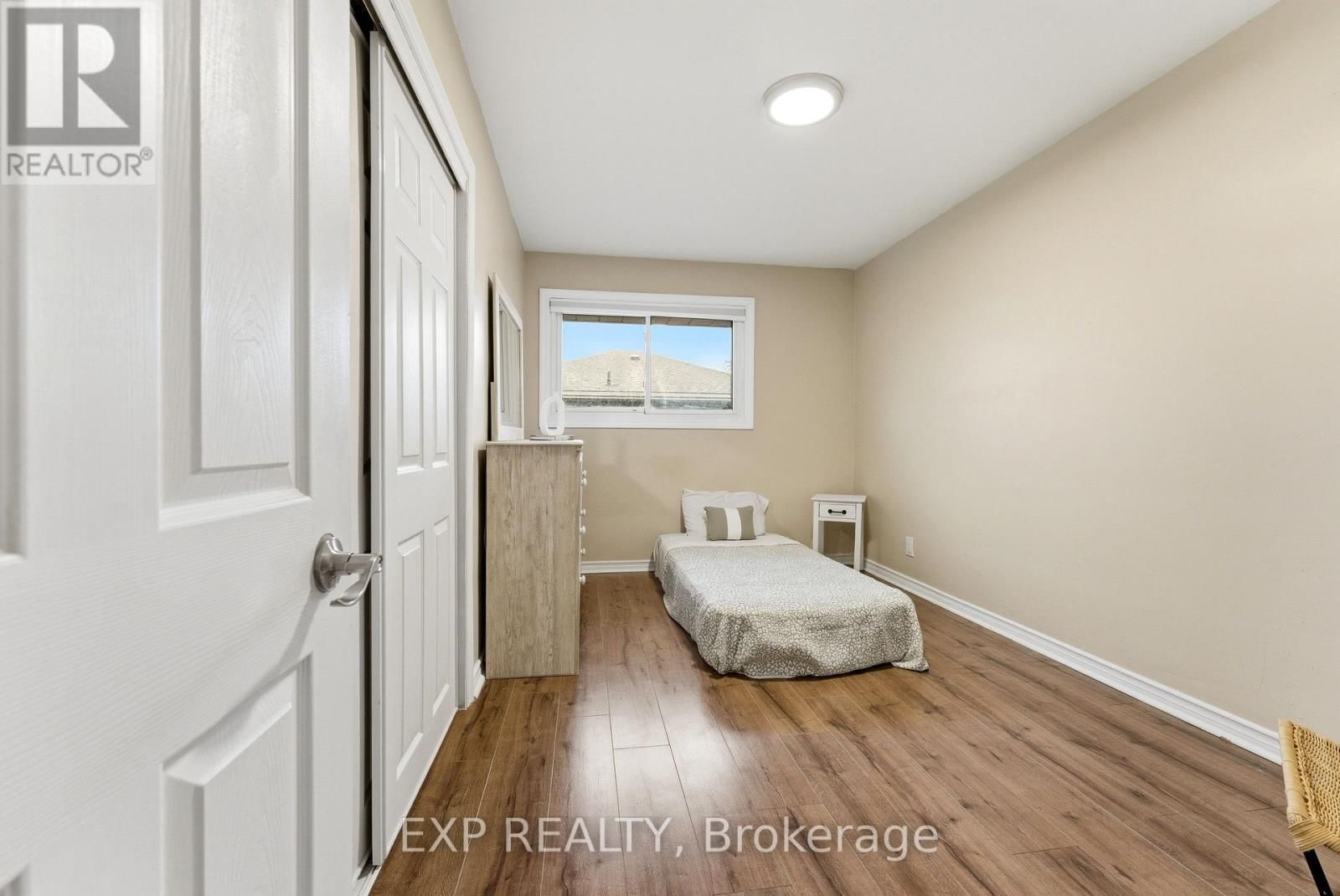 10 PLAZA SQUARE Image 17