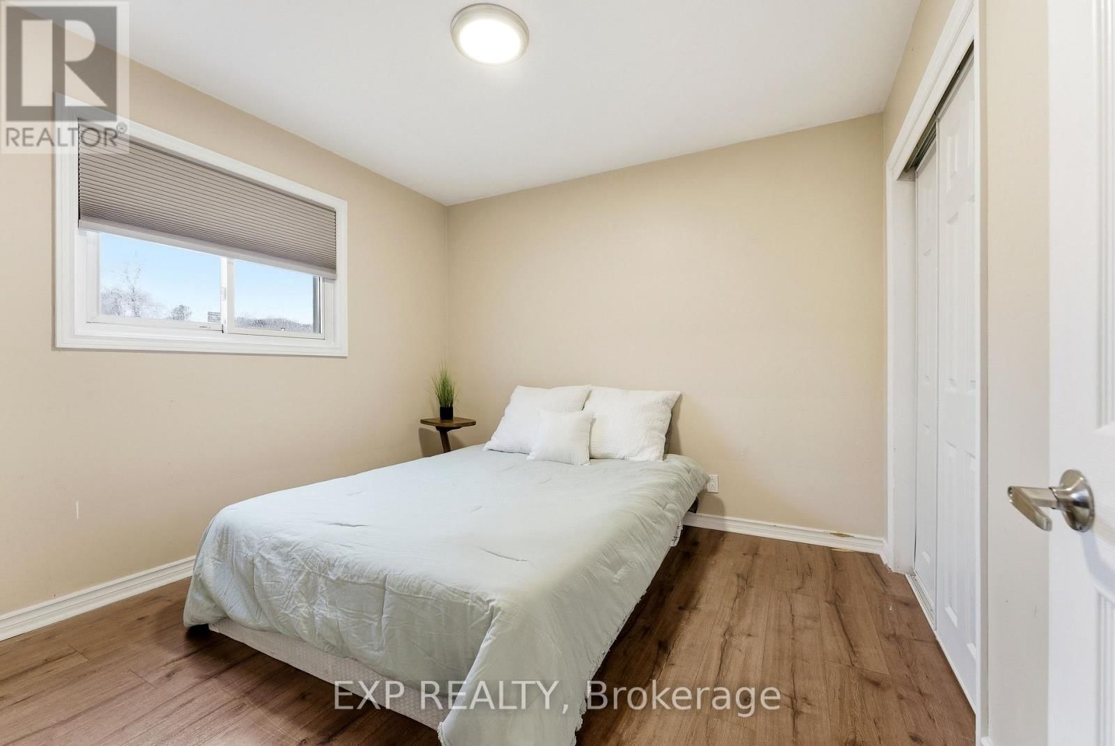 10 PLAZA SQUARE Image 20