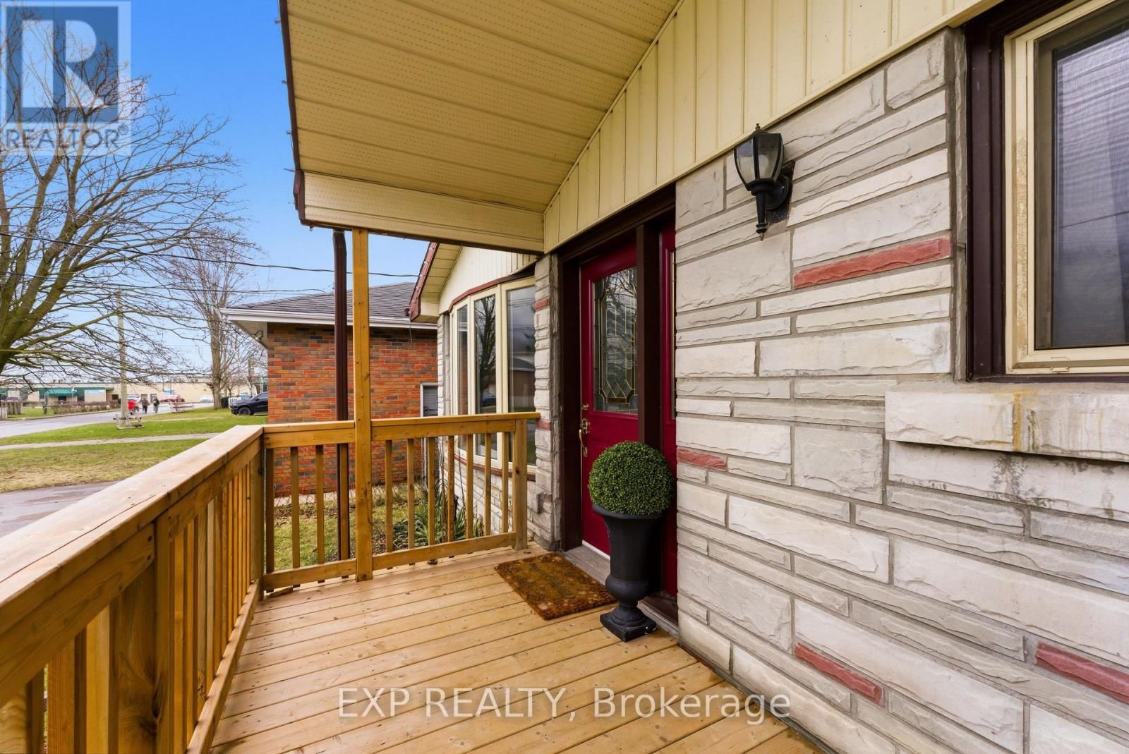 10 PLAZA SQUARE Image 3