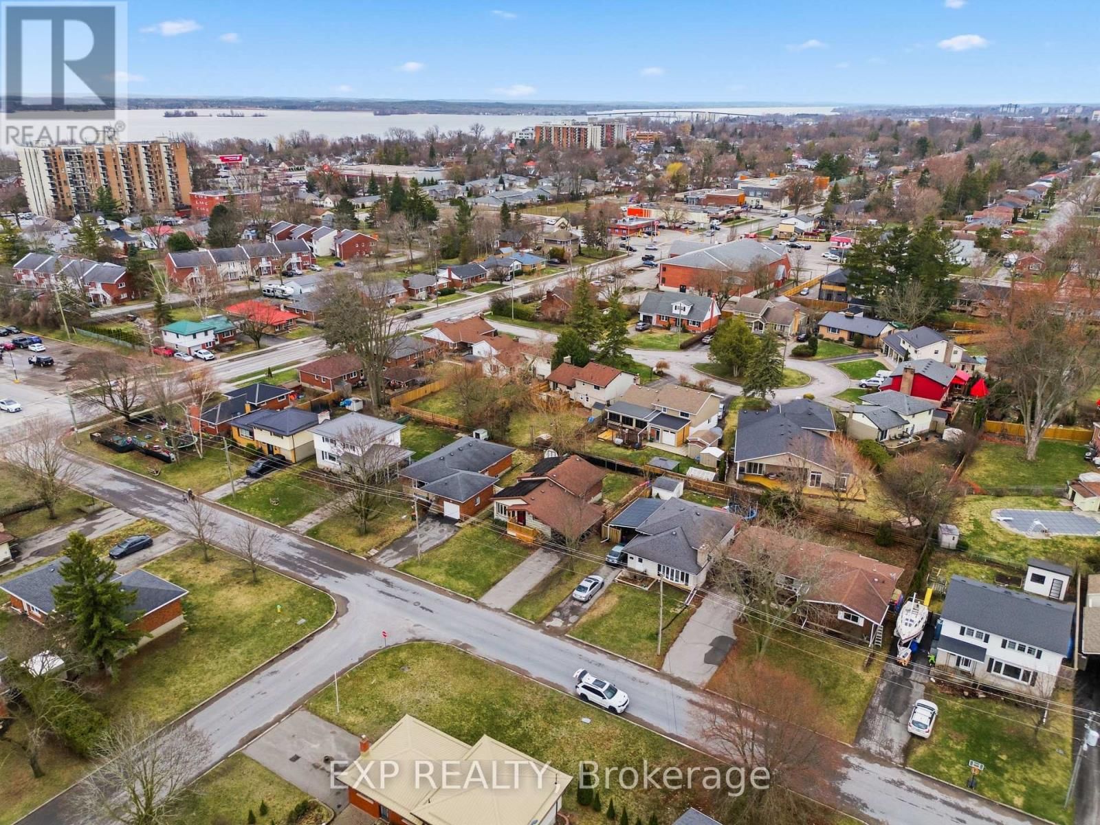 10 PLAZA SQUARE Image 42