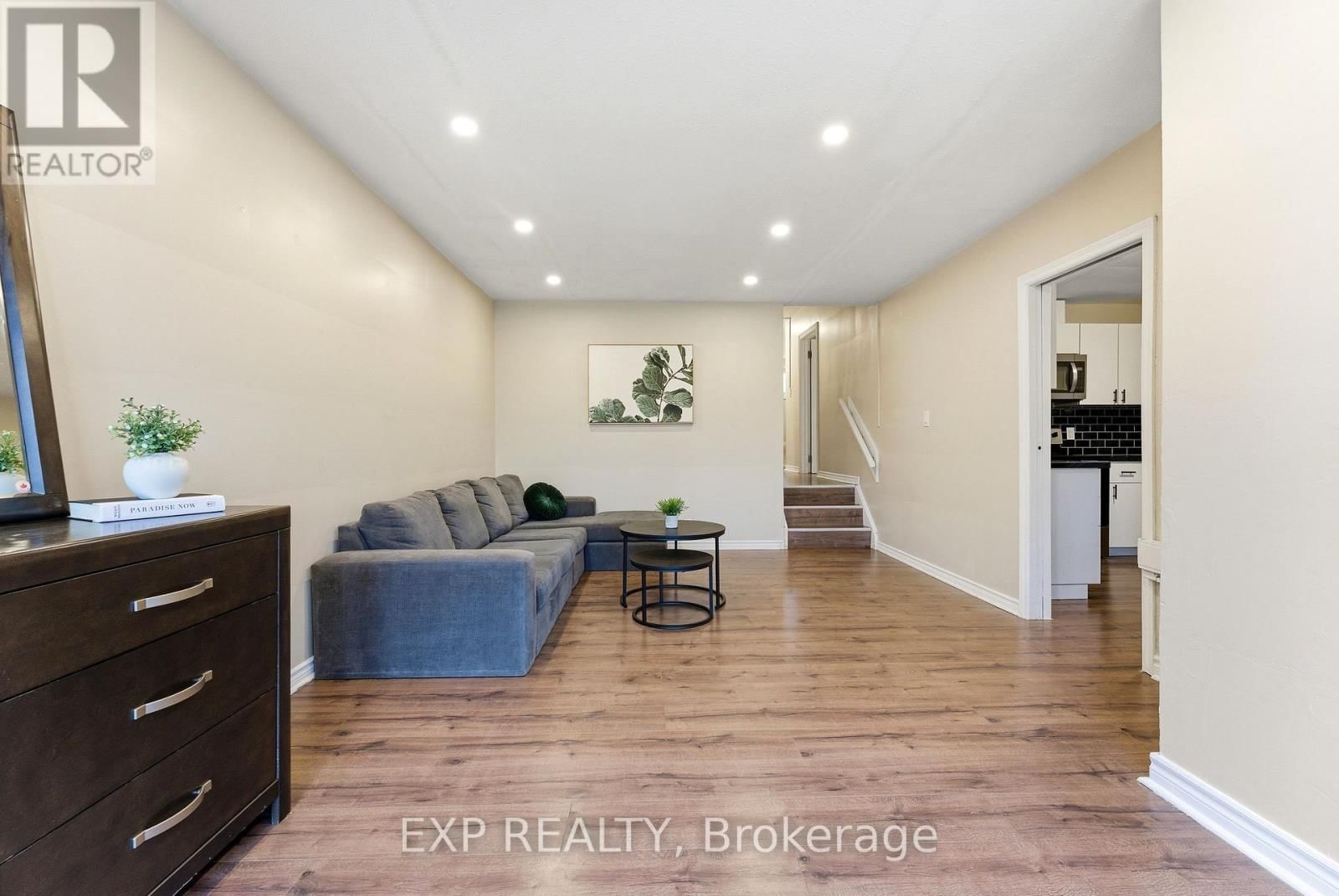 10 PLAZA SQUARE Image 6