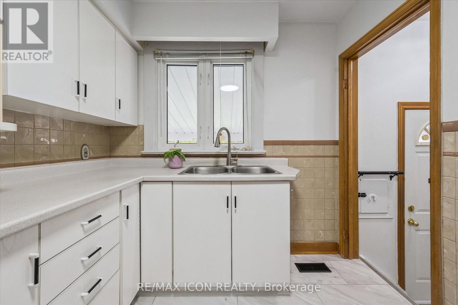 543 PHILIP CRESCENT Image 16