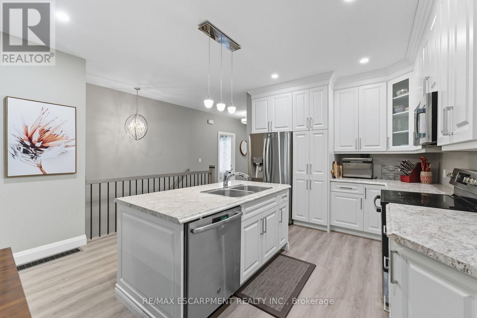 1053 BAY STREET Image 22