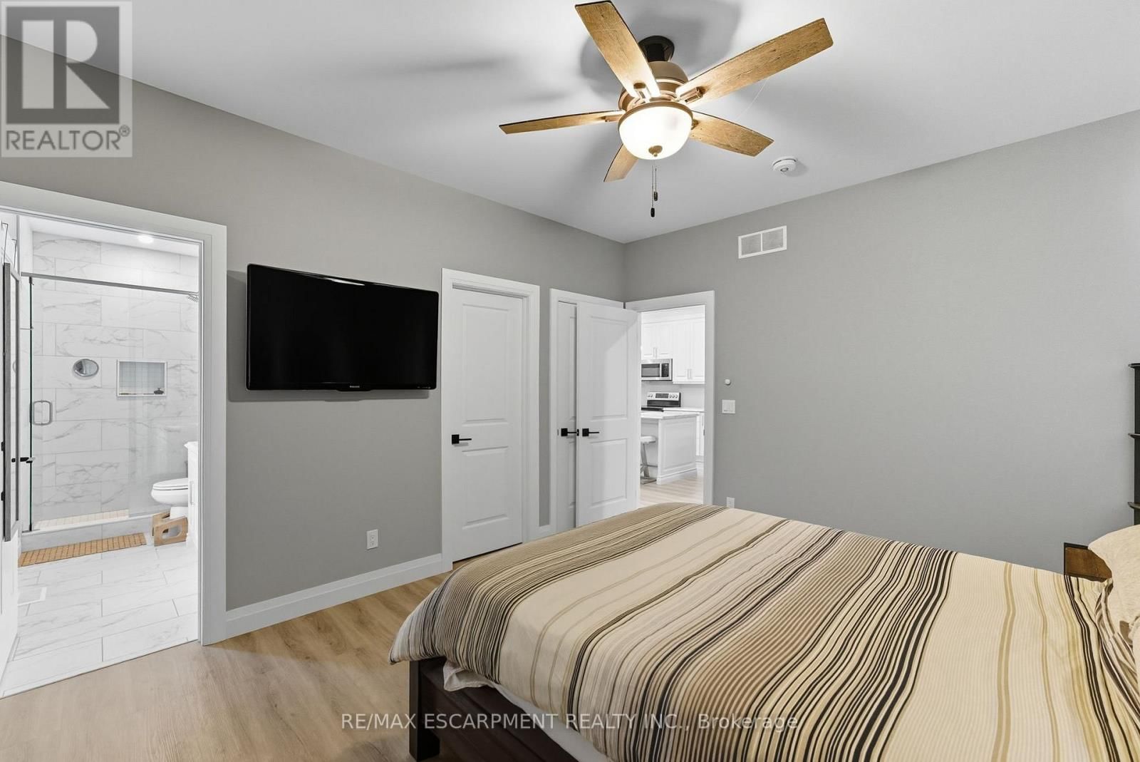 1053 BAY STREET Image 30