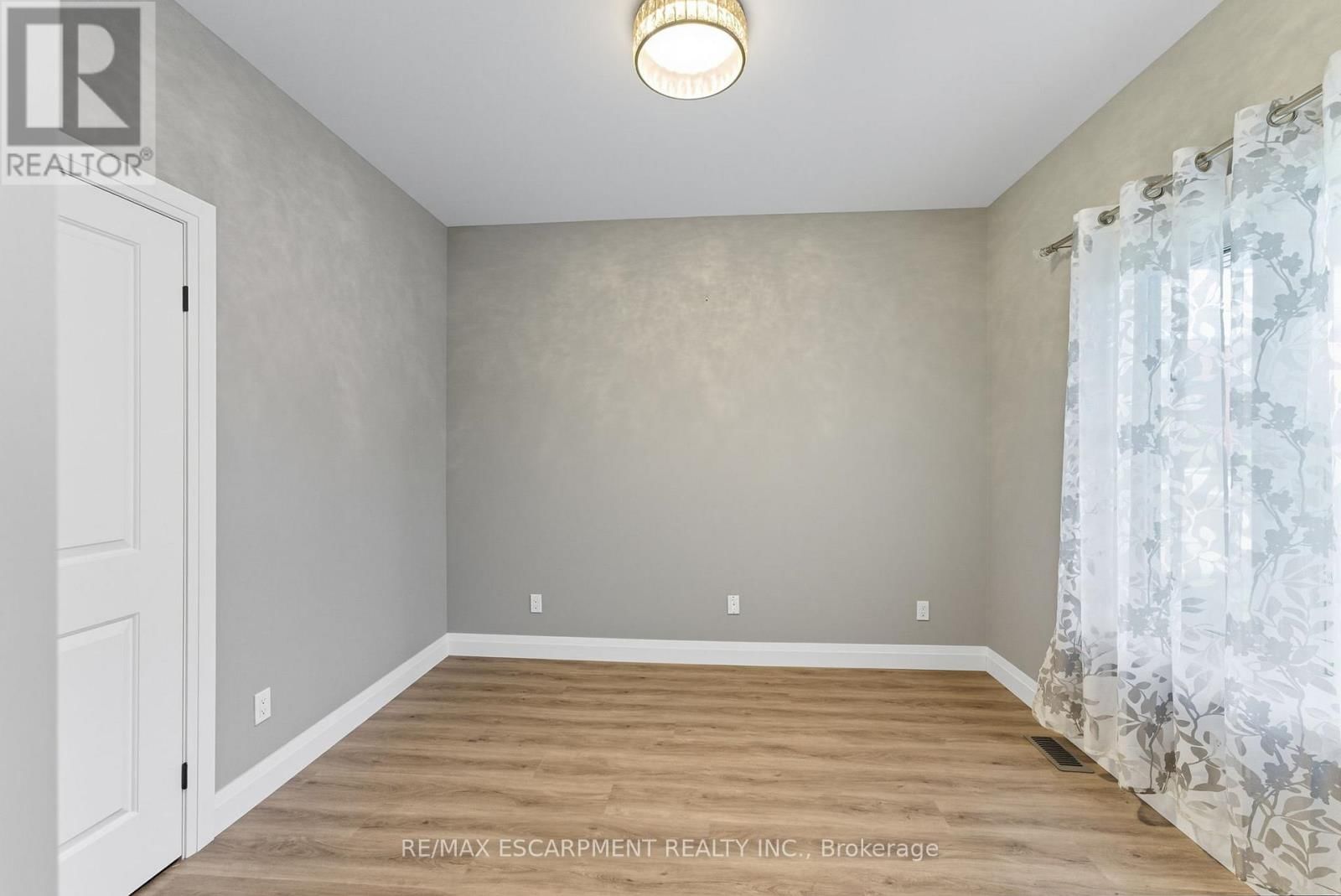 1053 BAY STREET Image 33