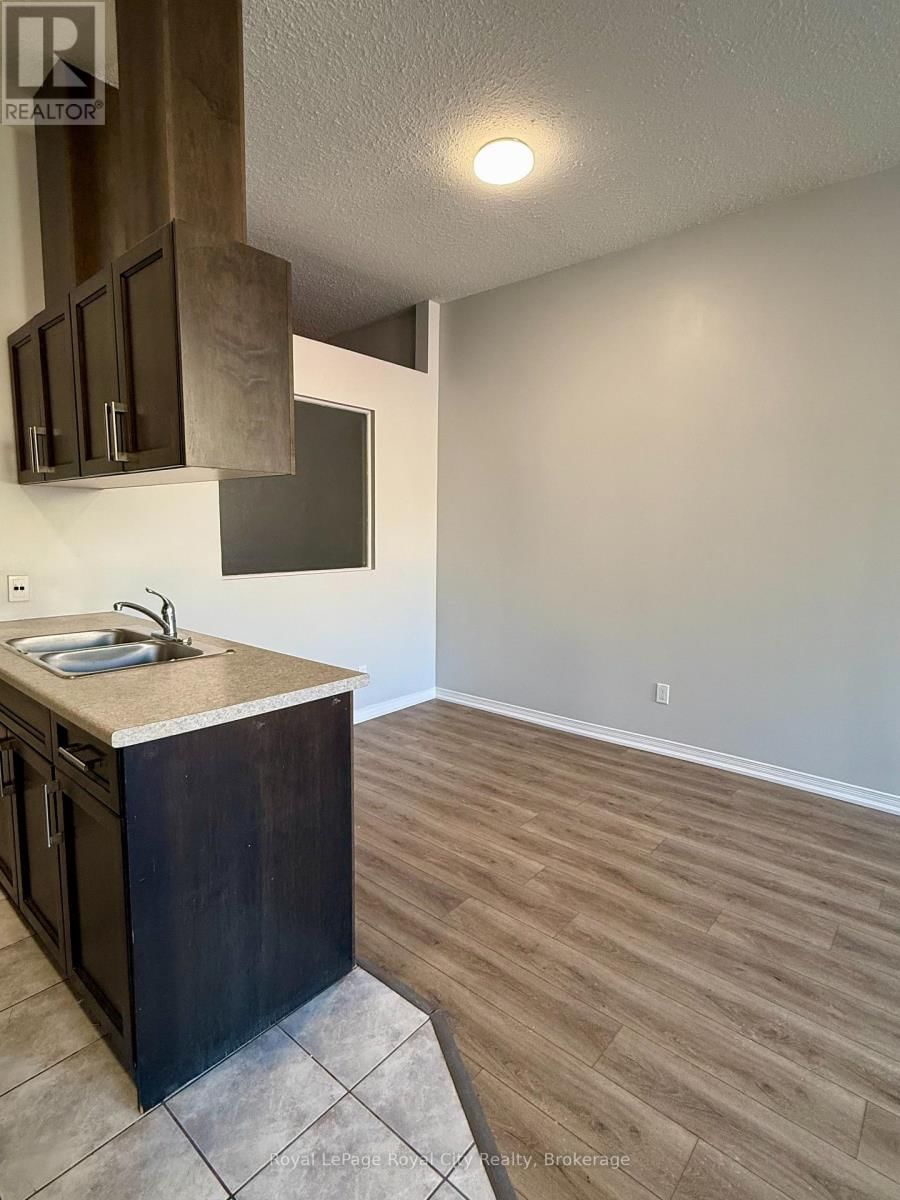 1 - 116 WYNDHAM STREET NORTH Image 3