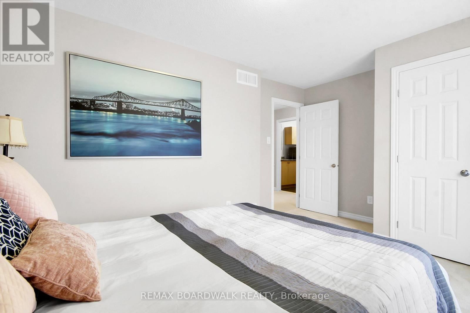 802 TONY GEORGE PLACE EAST Image 13