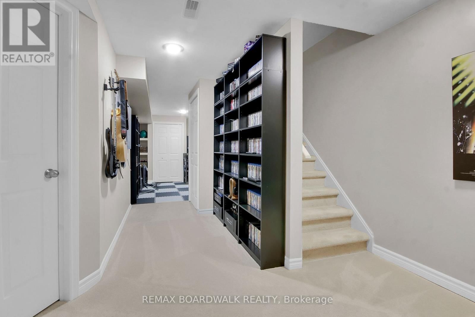 802 TONY GEORGE PLACE EAST Image 18