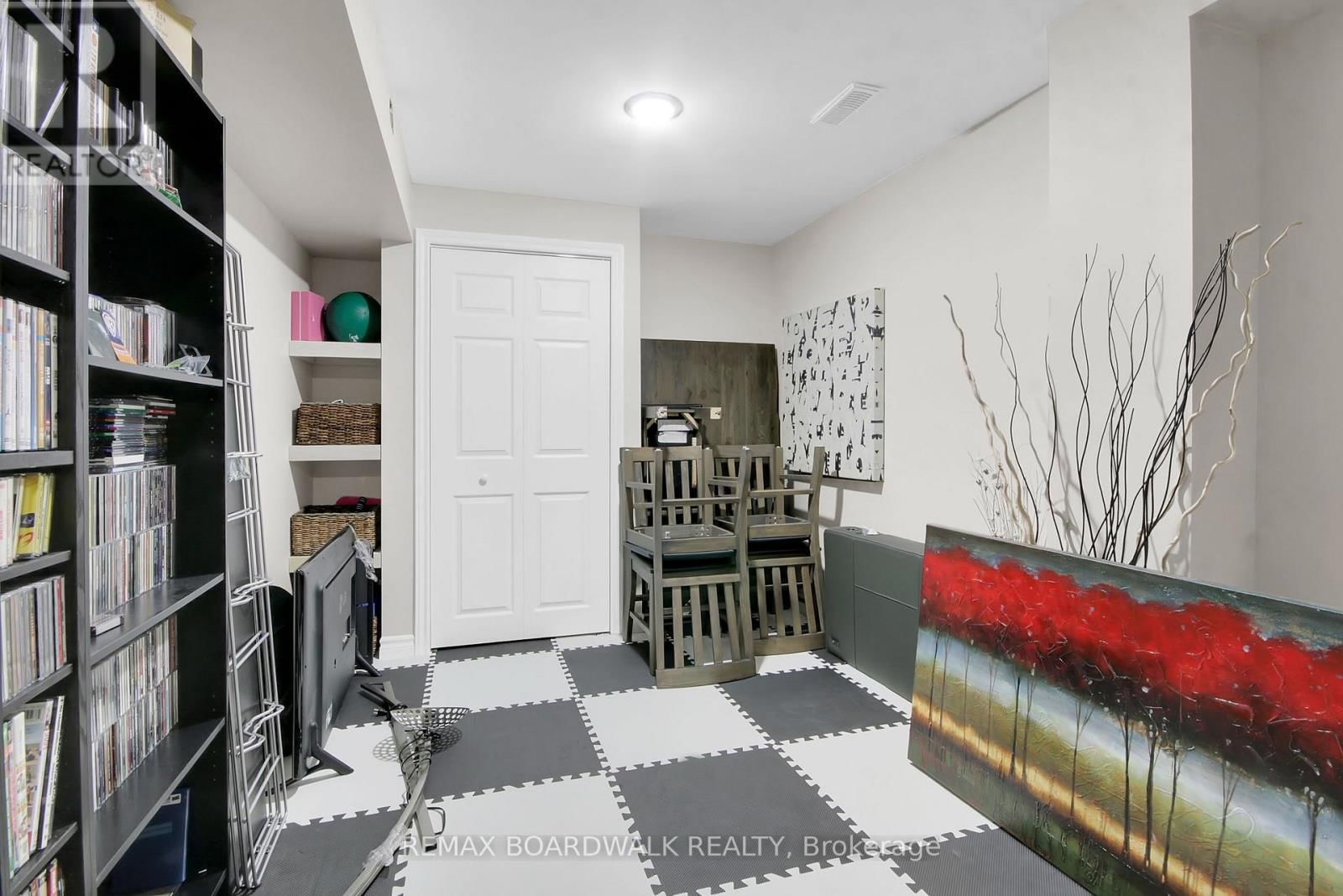 802 TONY GEORGE PLACE EAST Image 19