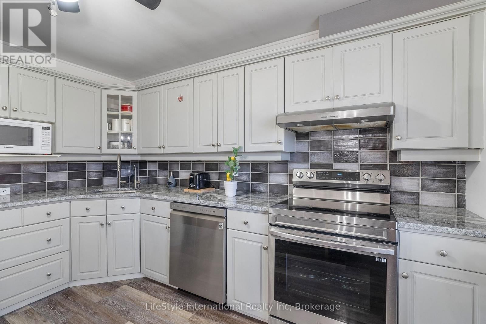 9 HAMPTON STREET Image 11