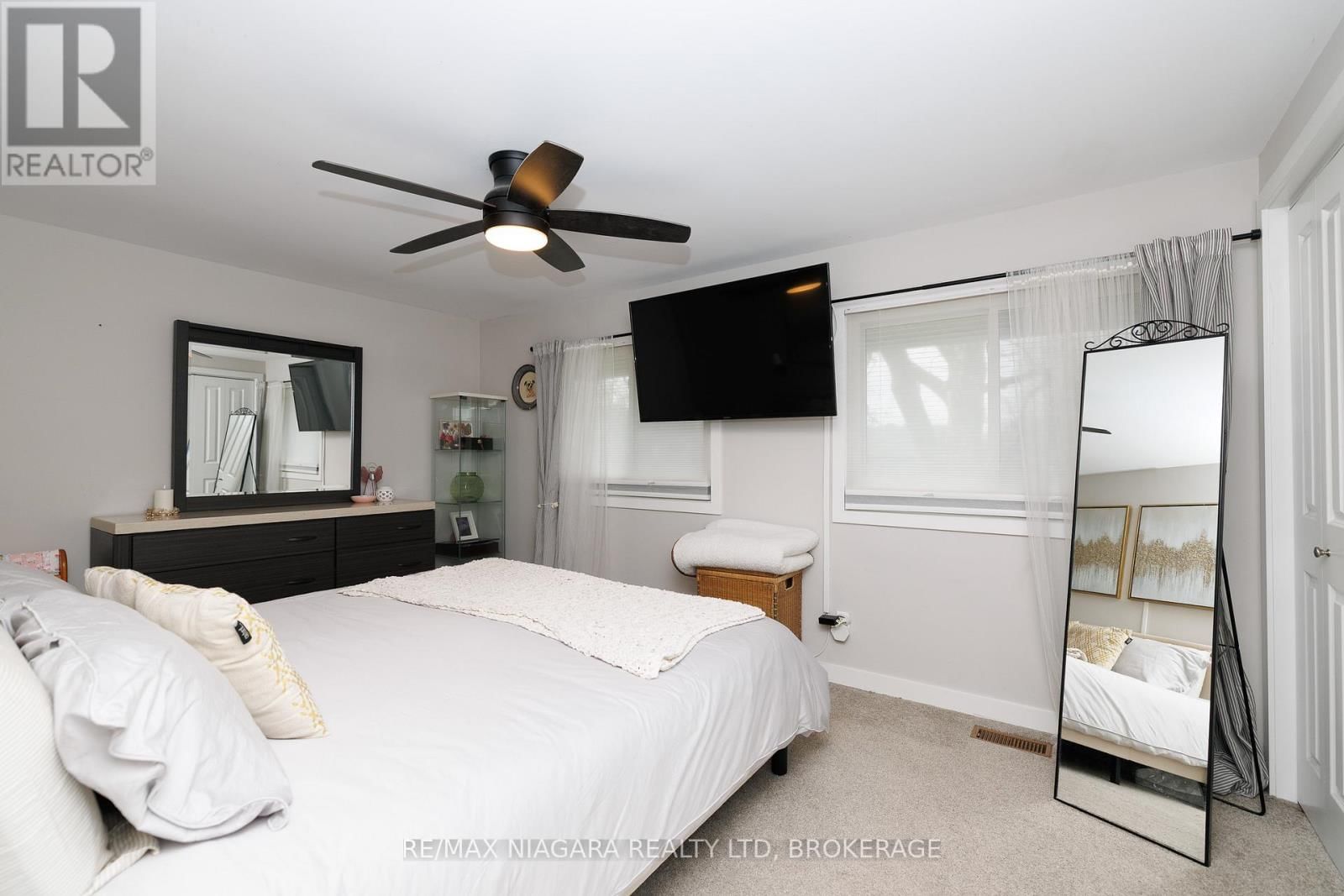 1 ROYAL HENLEY BOULEVARD Image 15