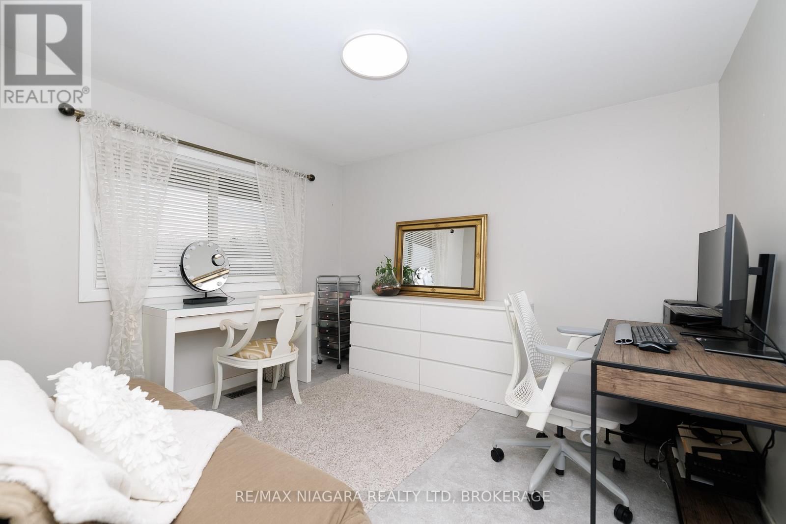 1 ROYAL HENLEY BOULEVARD Image 18