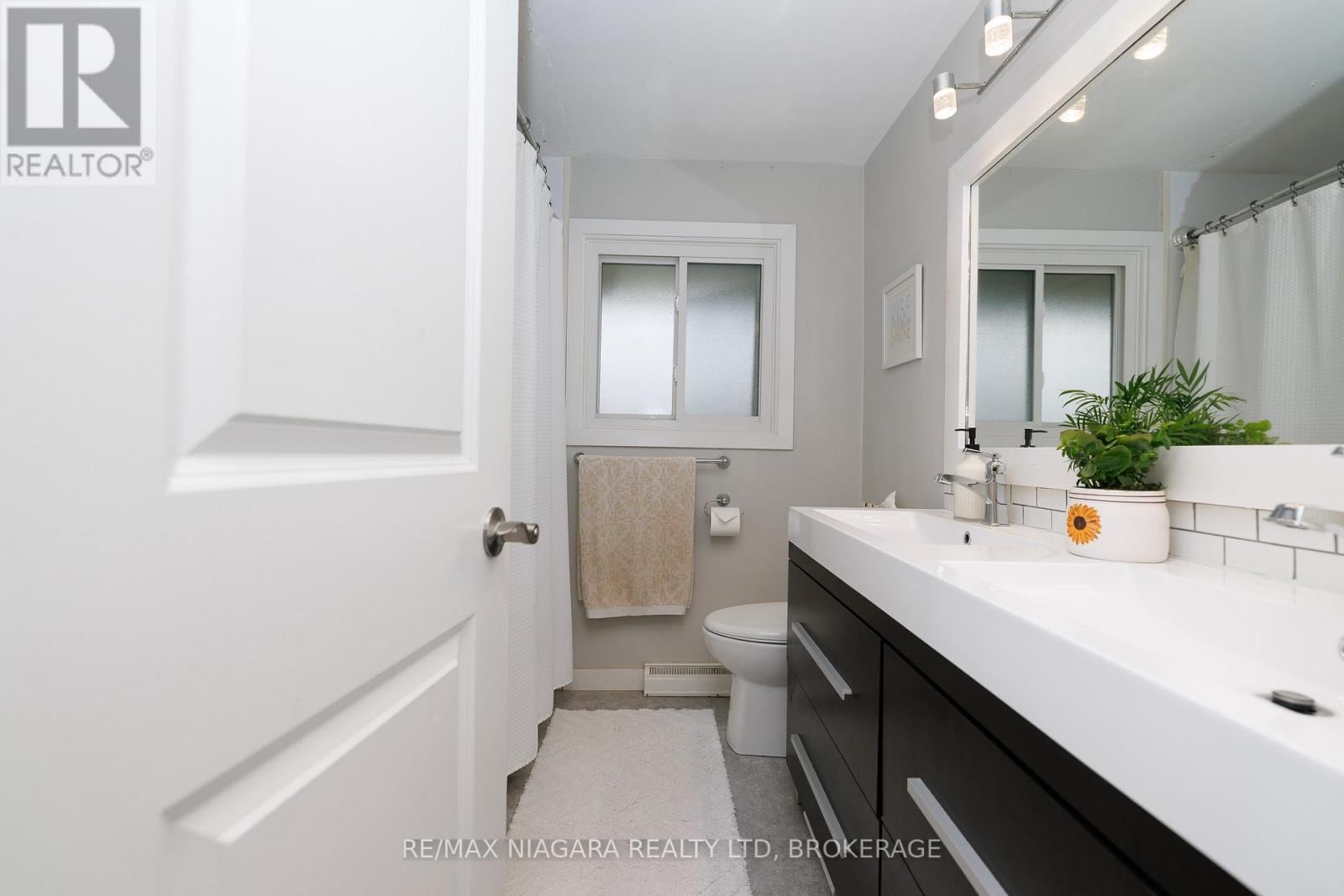 1 ROYAL HENLEY BOULEVARD Image 21