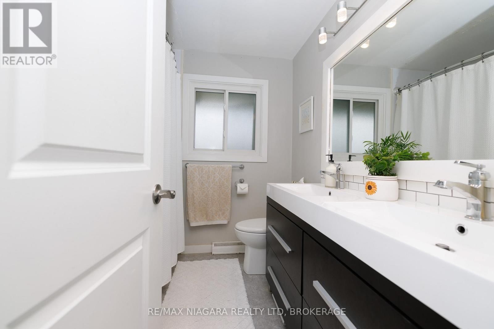 1 ROYAL HENLEY BOULEVARD Image 22