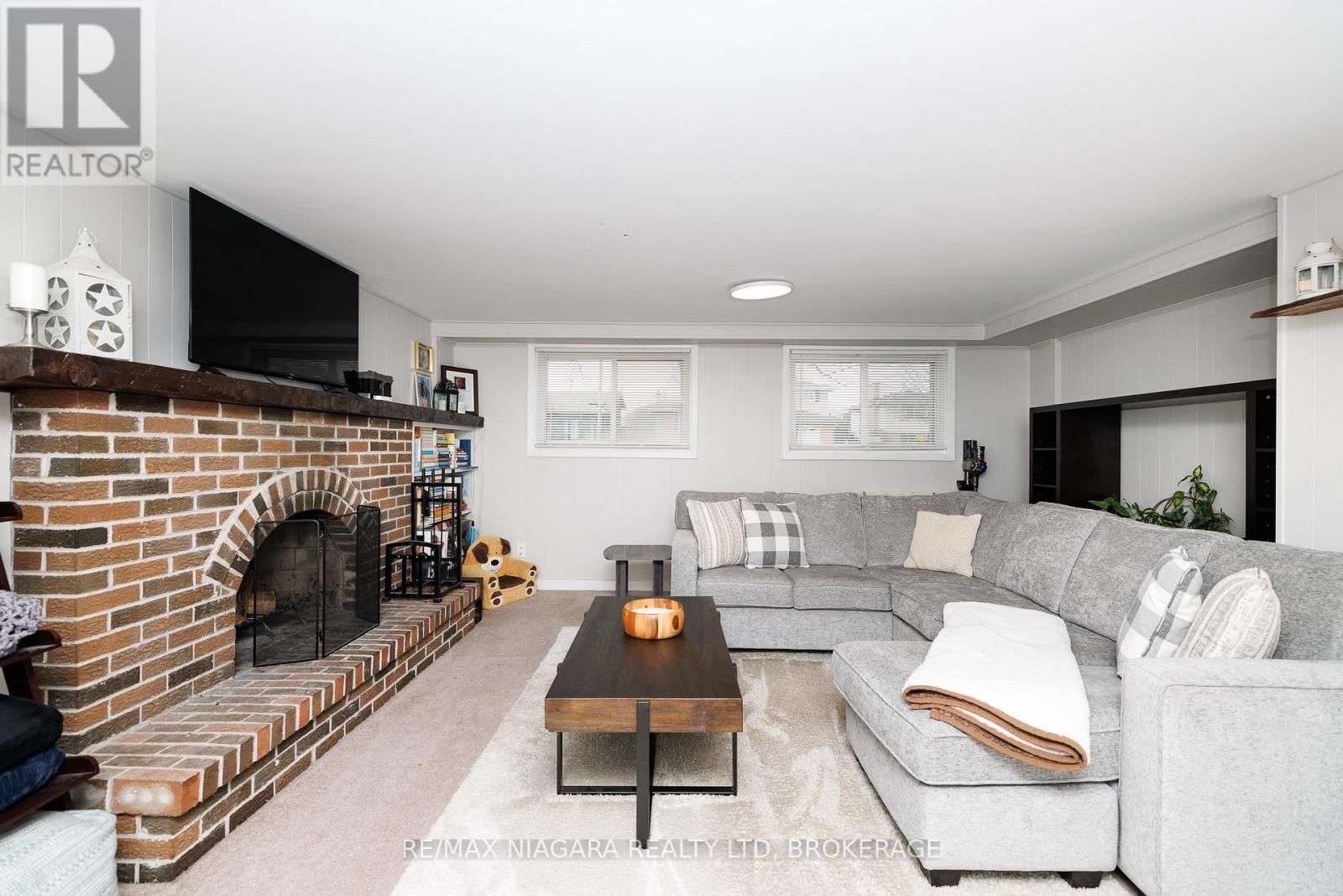 1 ROYAL HENLEY BOULEVARD Image 24