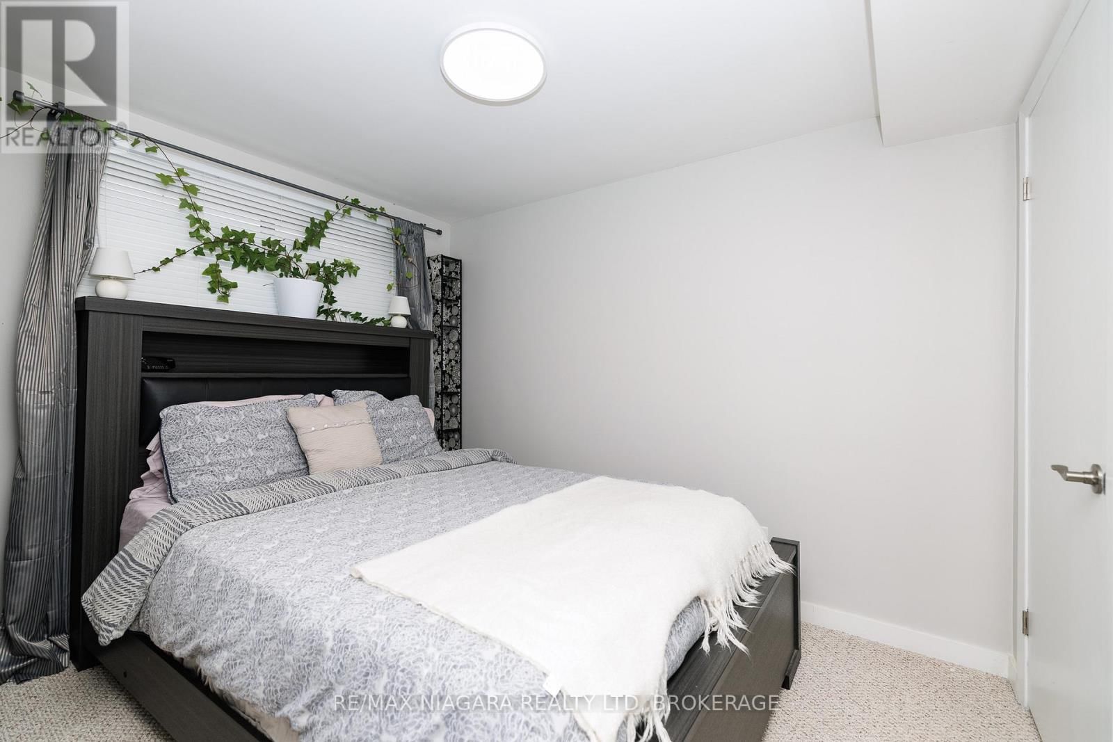 1 ROYAL HENLEY BOULEVARD Image 27