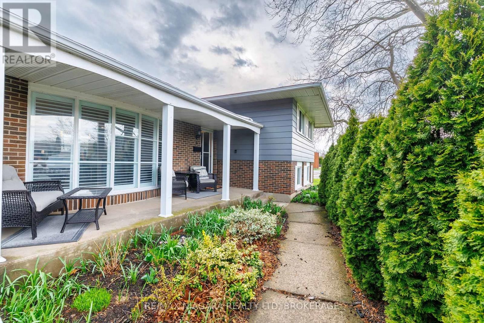 1 ROYAL HENLEY BOULEVARD Image 4