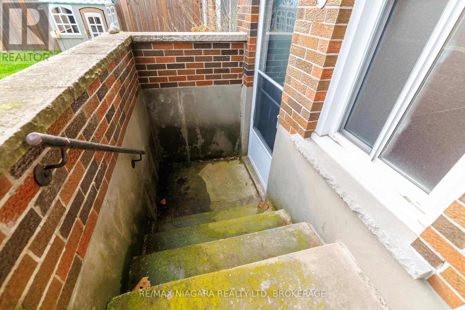 1 ROYAL HENLEY BOULEVARD Image 47