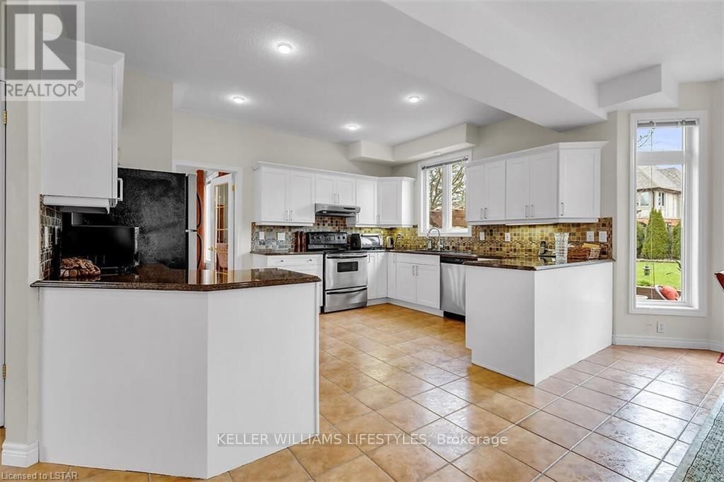 206 AMBLESIDE DRIVE Image 11