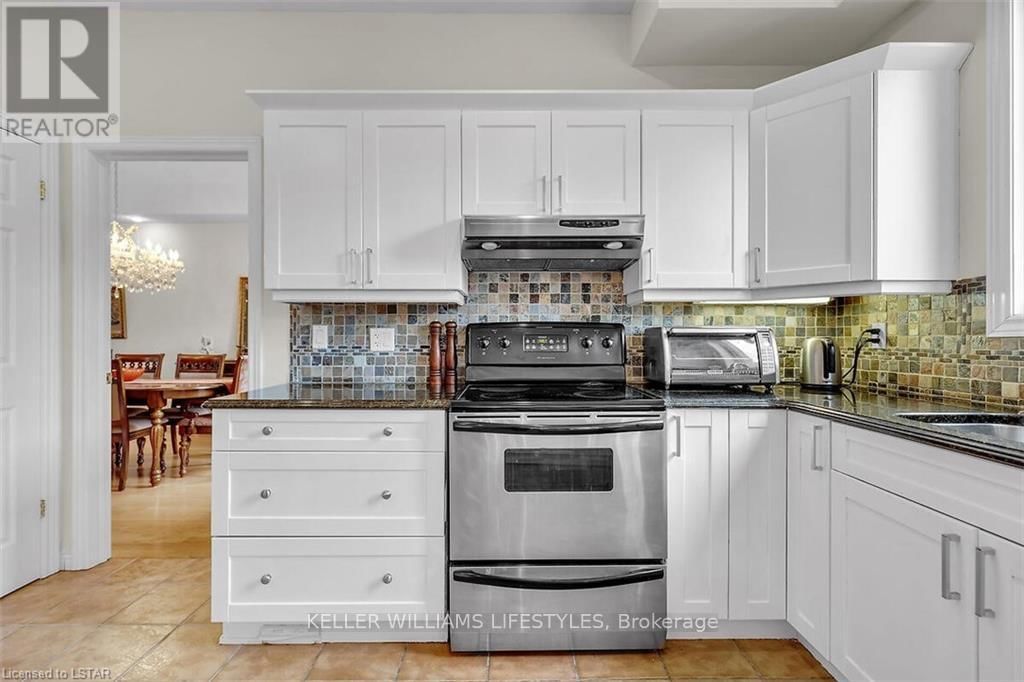 206 AMBLESIDE DRIVE Image 12