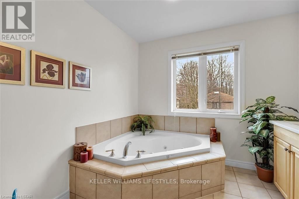 206 AMBLESIDE DRIVE Image 23