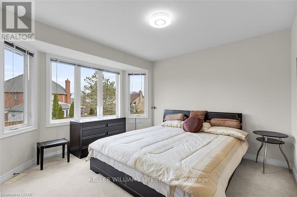 206 AMBLESIDE DRIVE Image 26