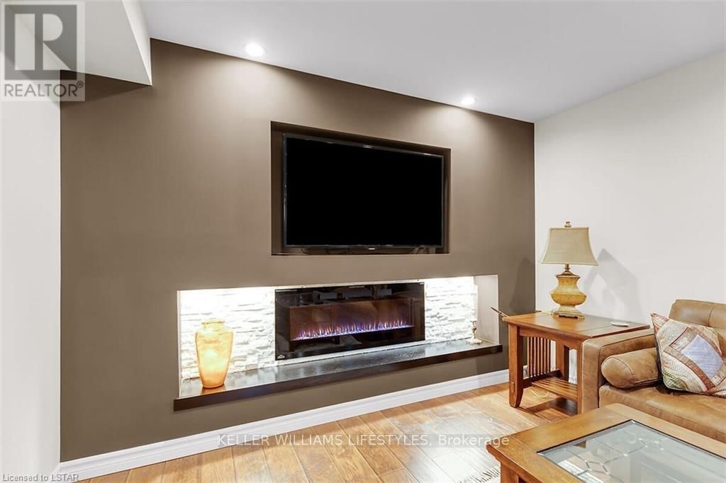 206 AMBLESIDE DRIVE Image 32