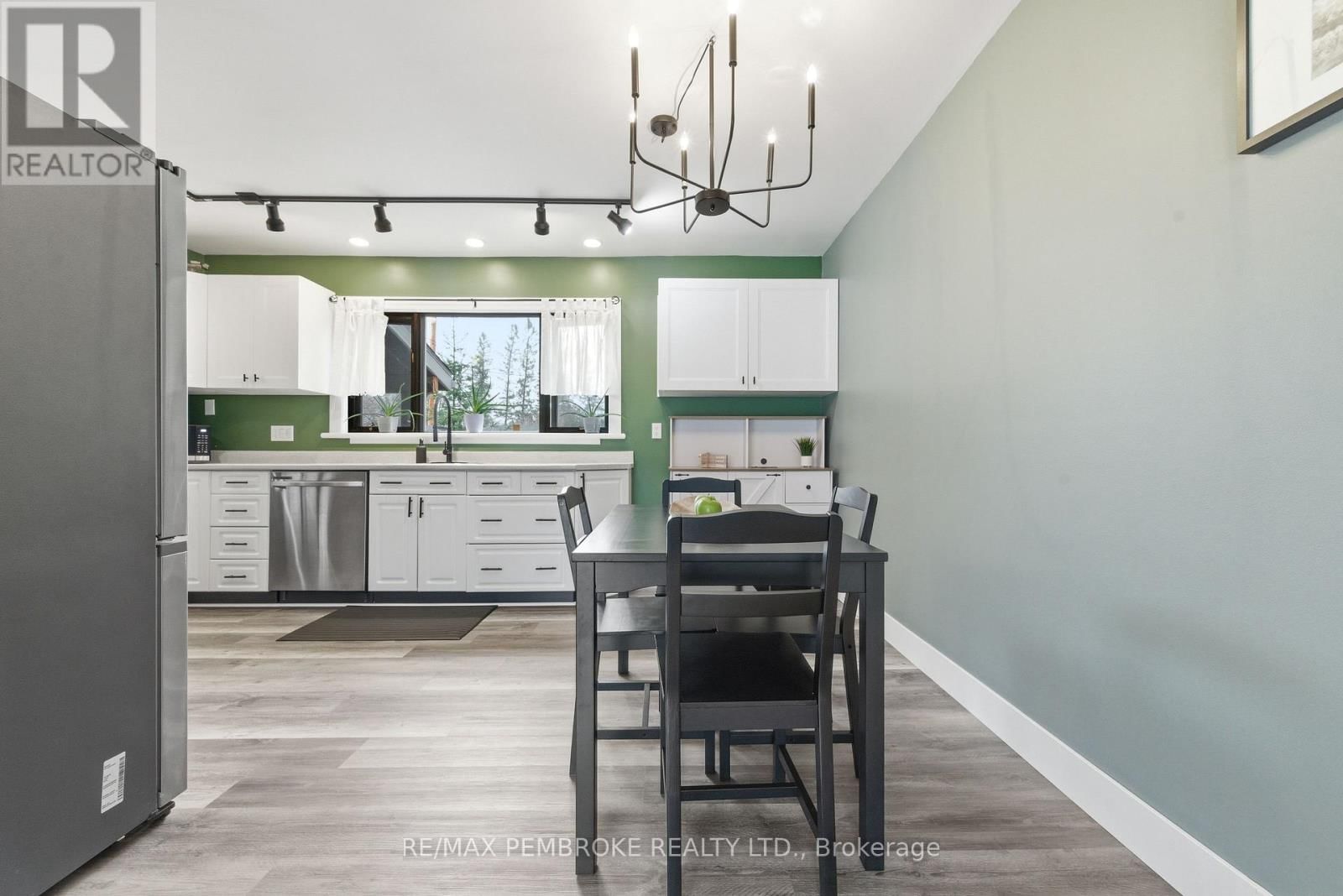 98 BIRCH STREET Image 23