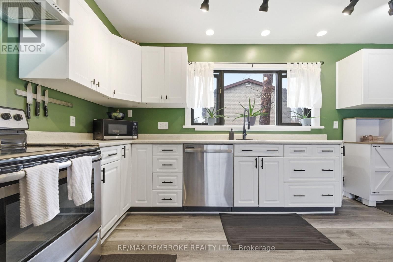 98 BIRCH STREET Image 27