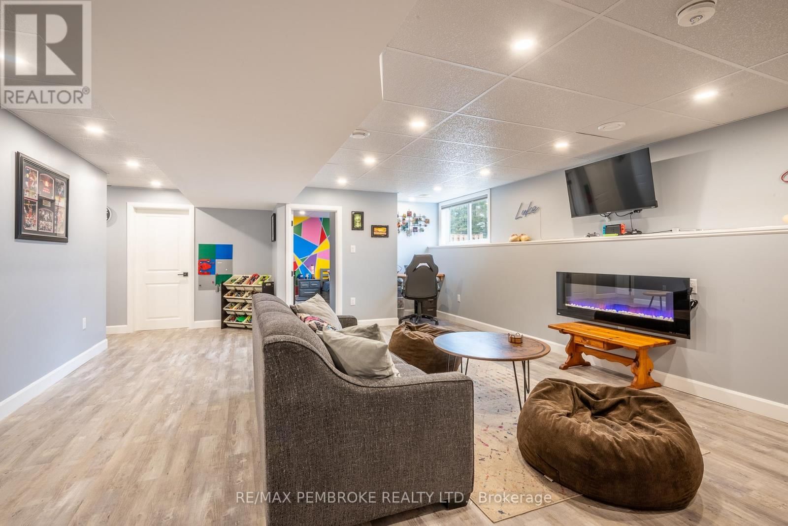 24 TERRANCE DRIVE Image 37