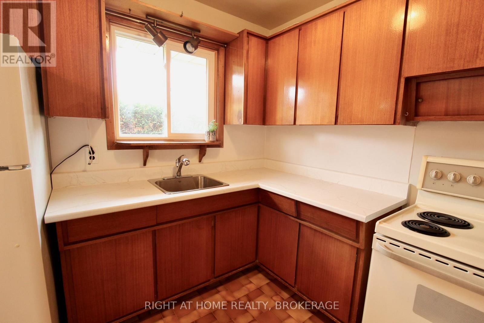 12 LORNE AVENUE Image 8