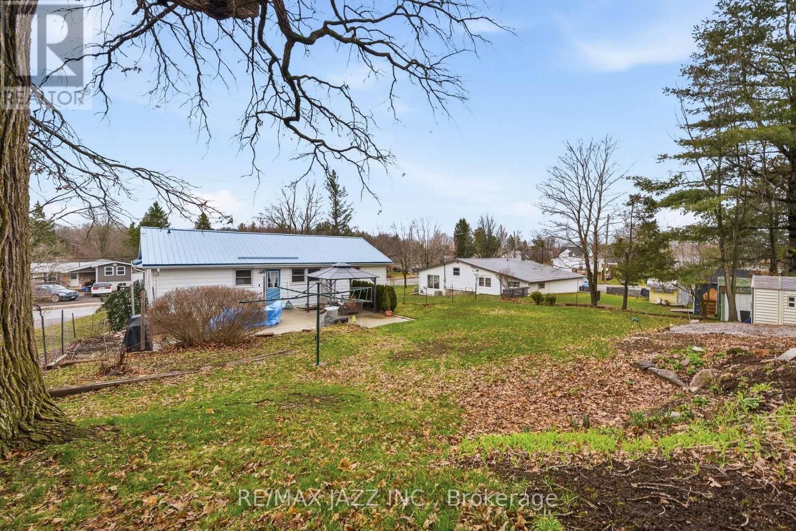 194 ST LAWRENCE STREET WEST Image 24