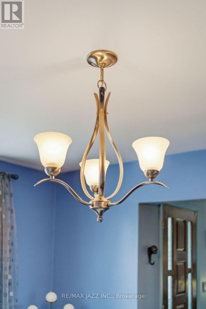 194 ST LAWRENCE STREET WEST Image 8